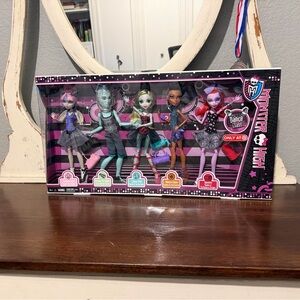 Monster High Five-Doll Dance Class Set in Pink, Black, Teal, Purple